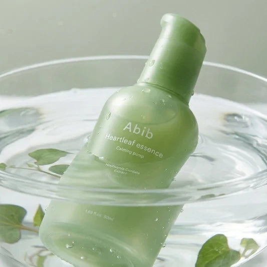 bareskin.lt Abib Heartleaf Essence Calming Pump in a glass bowl of water with green leaves for a refreshing look