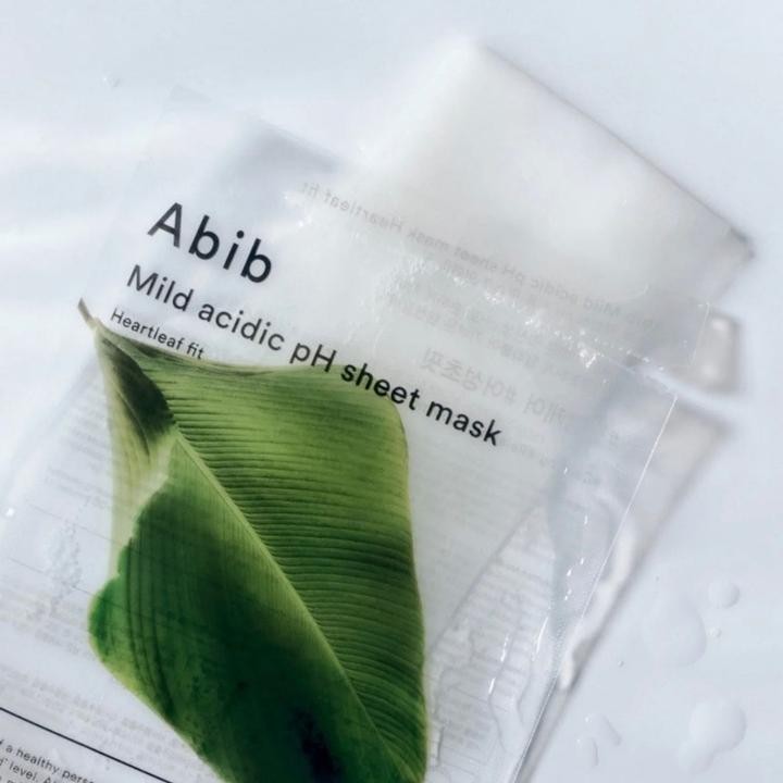 bareskin.lt Abib Mild Acidic pH Sheet Mask Heartleaf Fit lakštinė veido kaukė yra praturtinta raminančiais ir drėkinančiais ingredientais
