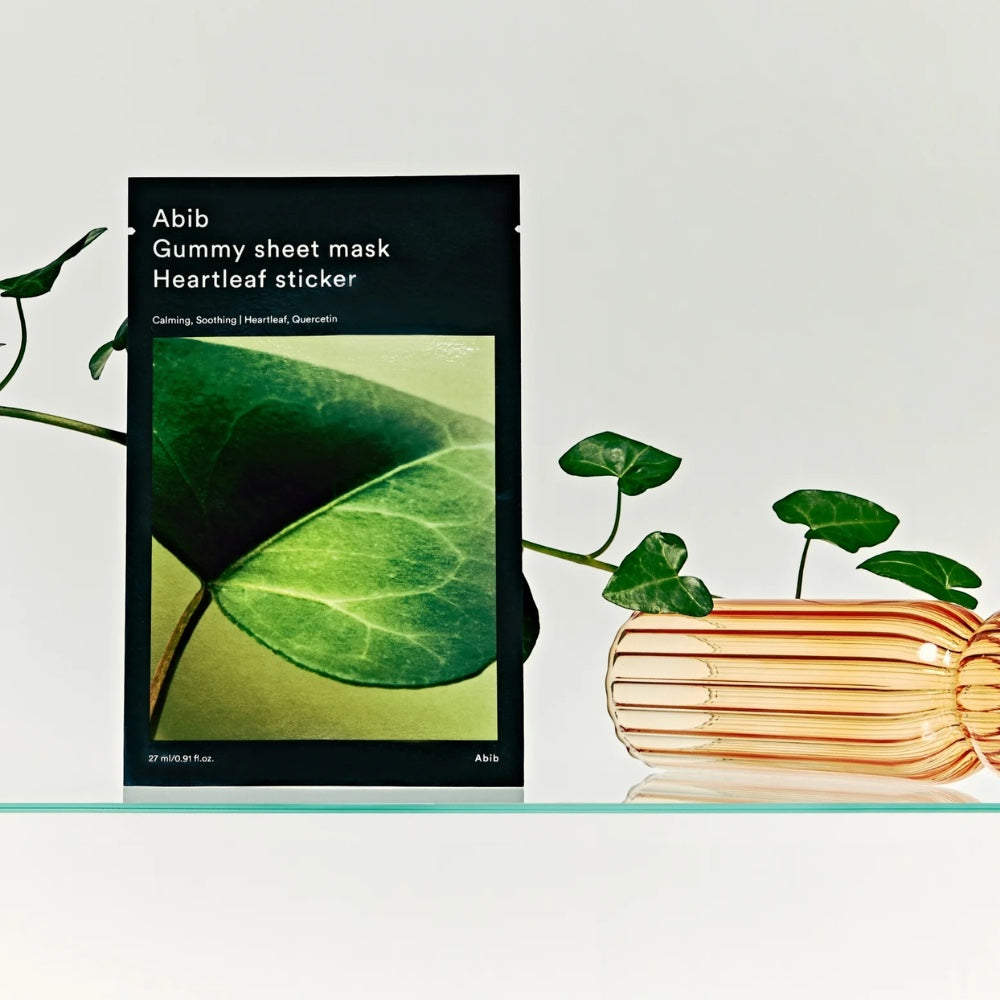 bareskin.lt Abib Gummy Sheet Mask Heartleaf Sticker lakštinė veido kaukė, praturtinta veiksmingais augaliniais ekstraktais ir drėkinančiais ingredientais, ramina, drėkina ir atkuria odą
