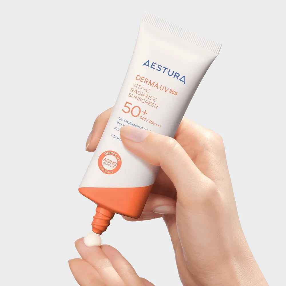 bareskin.lt AESTURA Derma UV365 Vita-C Radiance Sunscreen SPF50+ PA++++  aukštos apsaugos priemonė nuo saulės, sujungianti plataus spektro UVA ir UVB apsaugą su skaistinančia bei odos barjerą puoselėjančia priežiūra