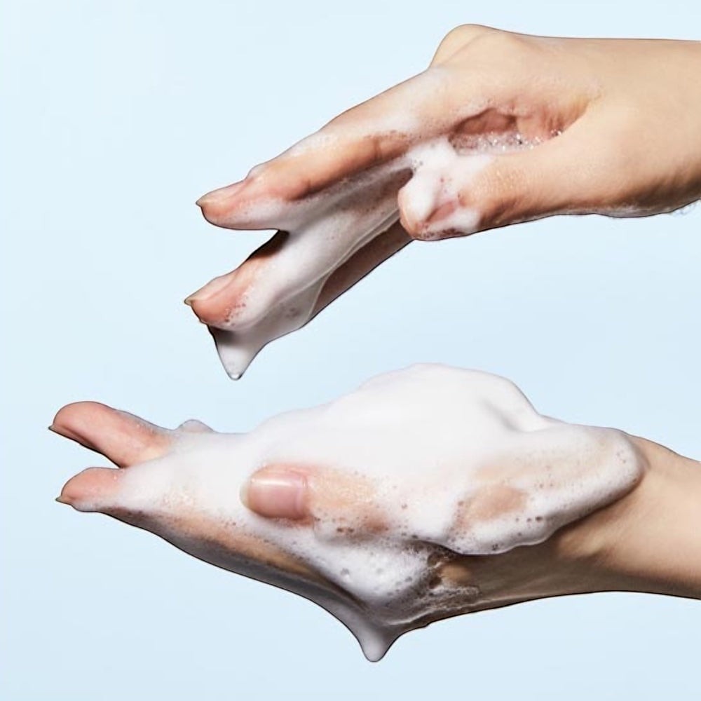 bareskin.lt Anua 8 Hyaluronic Acid Hydrating Gentle Foaming Cleanser veido prausiklis, sukurtas su aštuoniais skirtingais hialurono rūgšties tipais, kad drėkintų odą, ir pantenoliu, kuris stiprina odos barjerą