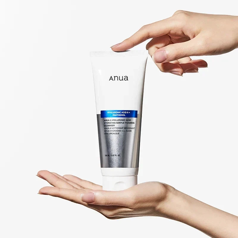 bareskin.lt Anua 8 Hyaluronic Acid Hydrating Gentle Foaming Cleanser veido prausiklis, sukurtas su aštuoniais skirtingais hialurono rūgšties tipais, kad drėkintų odą, ir pantenoliu, kuris stiprina odos barjerą