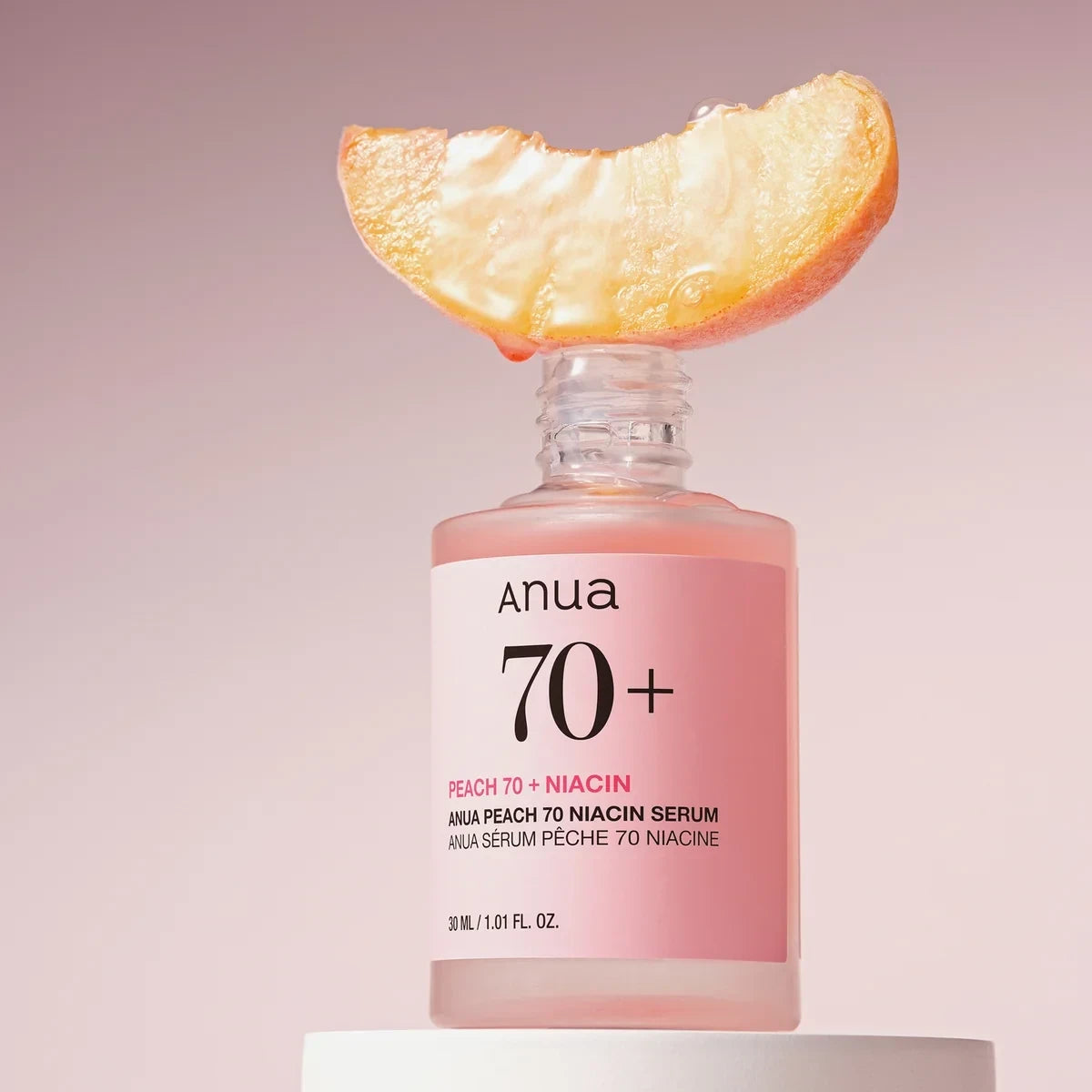 bareskin.lt Anua Peach 70 Niacin Serum lengvos konsistencijos serumas, praturtintas 70 % persikų ekstraktu ir 5 % niacinamidu, padeda puoselėti odos išvaizdą, tolyginti jos atspalvį ir vizualiai mažinti porų matomumą