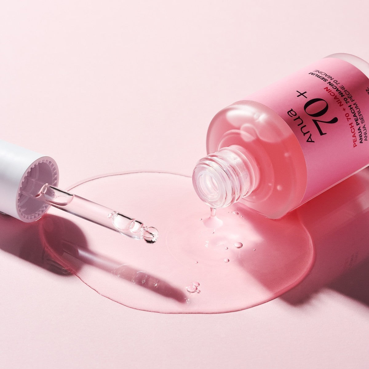 bareskin.lt Anua Peach 70 Niacin Serum lengvos konsistencijos serumas, praturtintas 70 % persikų ekstraktu ir 5 % niacinamidu, padeda puoselėti odos išvaizdą, tolyginti jos atspalvį ir vizualiai mažinti porų matomumą