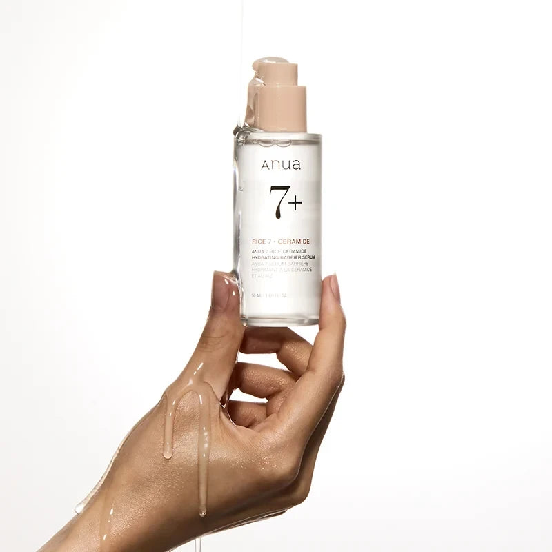 bareskin.lt Anua 7 Rice Ceramide Hydrating Barrier Serum bekvapis maitinamasis serumas su Oryza Sativa (ryžių) sėlenų vandeniu ir keramidais, skirtas drėkinti šerpetojančią odą ir užkirsti kelią drėgmės praradimui, išlaikant odos elastingumą ir barjerinę funkciją