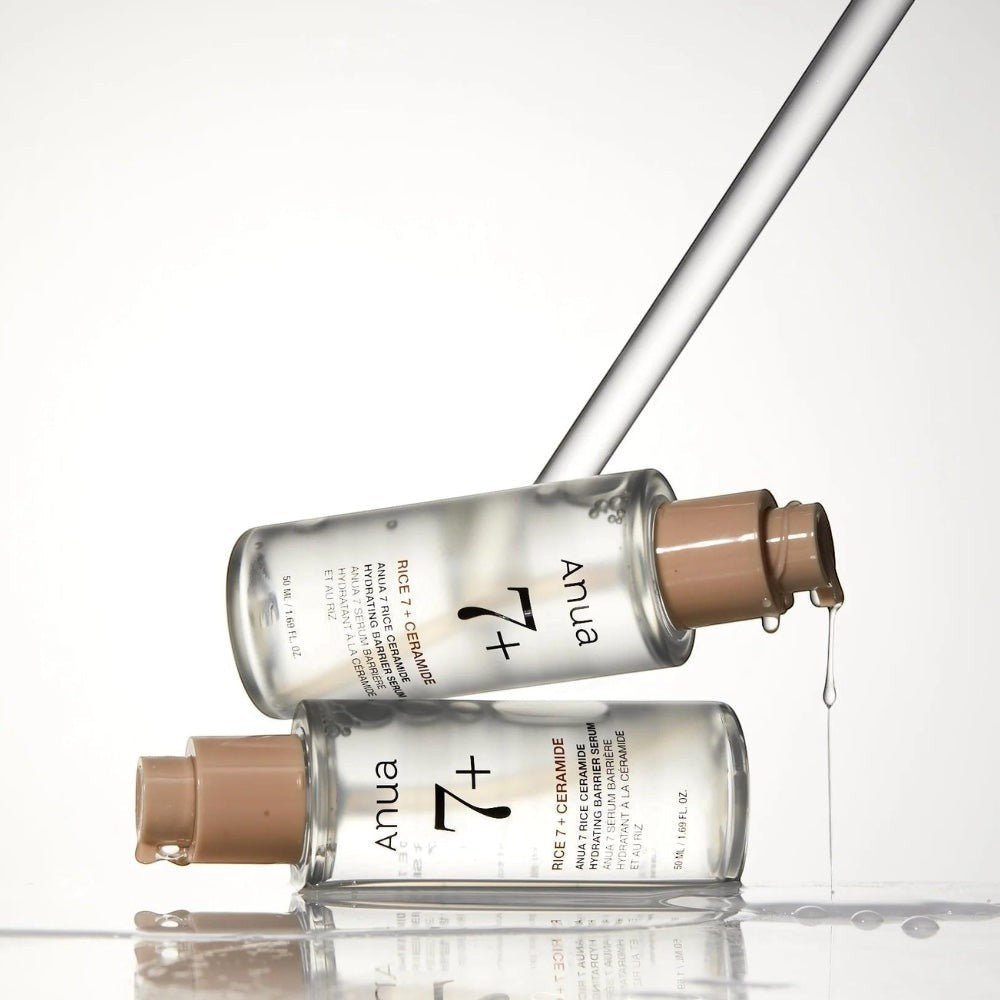 bareskin.lt Anua 7 Rice Ceramide Hydrating Barrier Serum bekvapis maitinamasis serumas su Oryza Sativa (ryžių) sėlenų vandeniu ir keramidais, skirtas drėkinti šerpetojančią odą ir užkirsti kelią drėgmės praradimui, išlaikant odos elastingumą ir barjerinę funkciją