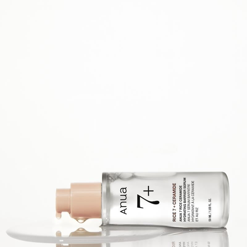 bareskin.lt Anua 7 Rice Ceramide Hydrating Barrier Serum bekvapis maitinamasis serumas su Oryza Sativa (ryžių) sėlenų vandeniu ir keramidais, skirtas drėkinti šerpetojančią odą ir užkirsti kelią drėgmės praradimui, išlaikant odos elastingumą ir barjerinę funkciją