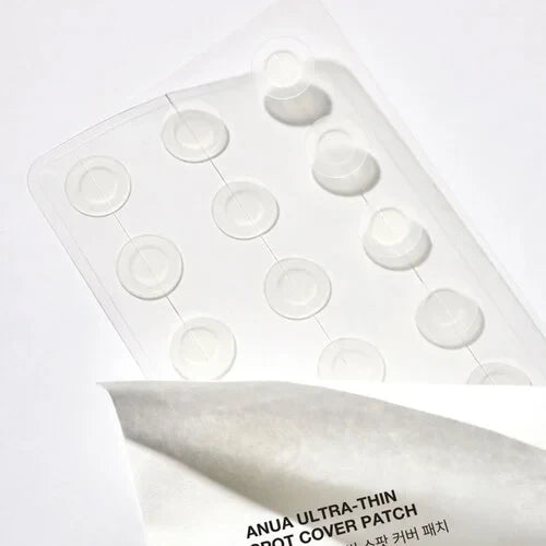 bareskin.lt Anua Ultra-Thin Spot Cover Patch ploni, beveik nepastebimi spuogų pleistrai, kurie padeda apsaugoti pažeistą odą ir pagreitinti jos gijimą. Sudėtyje esantys Centella Asiatica ekstraktas, alavijas ir madekasosidas ramina sudirgimus bei mažina paraudimą