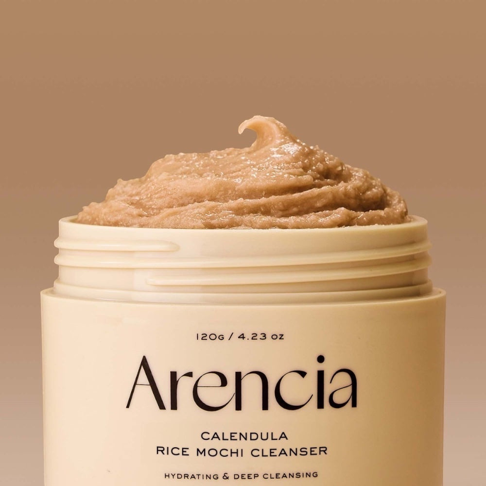 bareskin.lt Arencia Calendula Rice Mochi Cleanser daugiafunkcis 3 in 1 prausiklis, tinkantis kasdieniam naudojimui. Jis veikia kaip prausiklis, švelnus šveitiklis ir makiažo valiklis viename