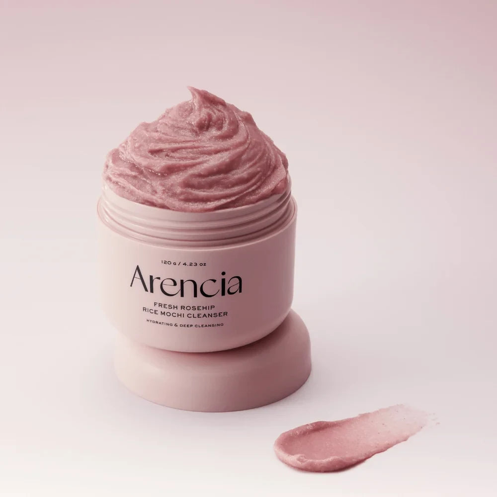 bareskin.lt Arencia Fresh Rosehip Rice Mochi Cleanser daugiafunkcis prausiklis, tinkantis kasdieniam naudojimui. Jis veikia kaip prausiklis, švelnus šveitiklis ir makiažo valiklis viename