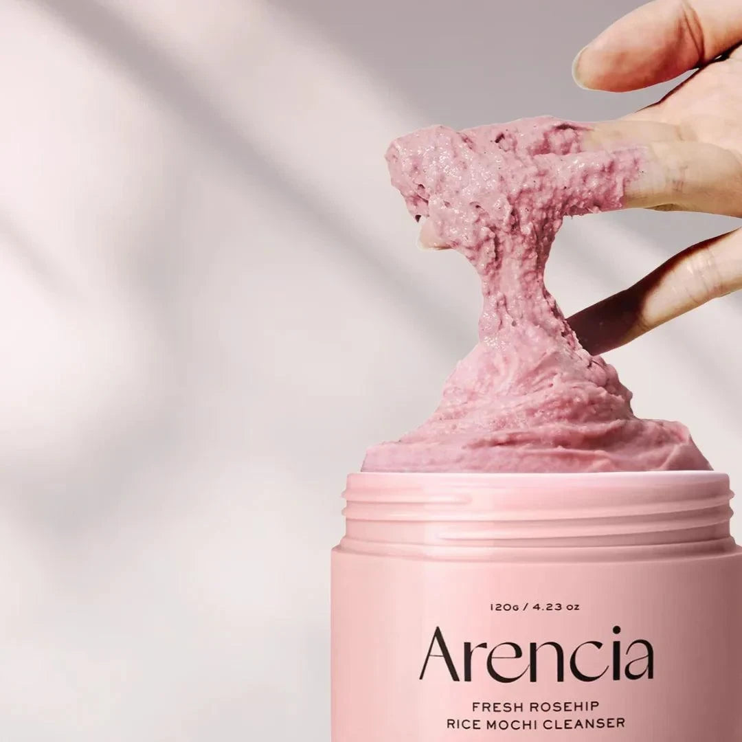 bareskin.lt Arencia Fresh Rosehip Rice Mochi Cleanser daugiafunkcis prausiklis, tinkantis kasdieniam naudojimui. Jis veikia kaip prausiklis, švelnus šveitiklis ir makiažo valiklis viename