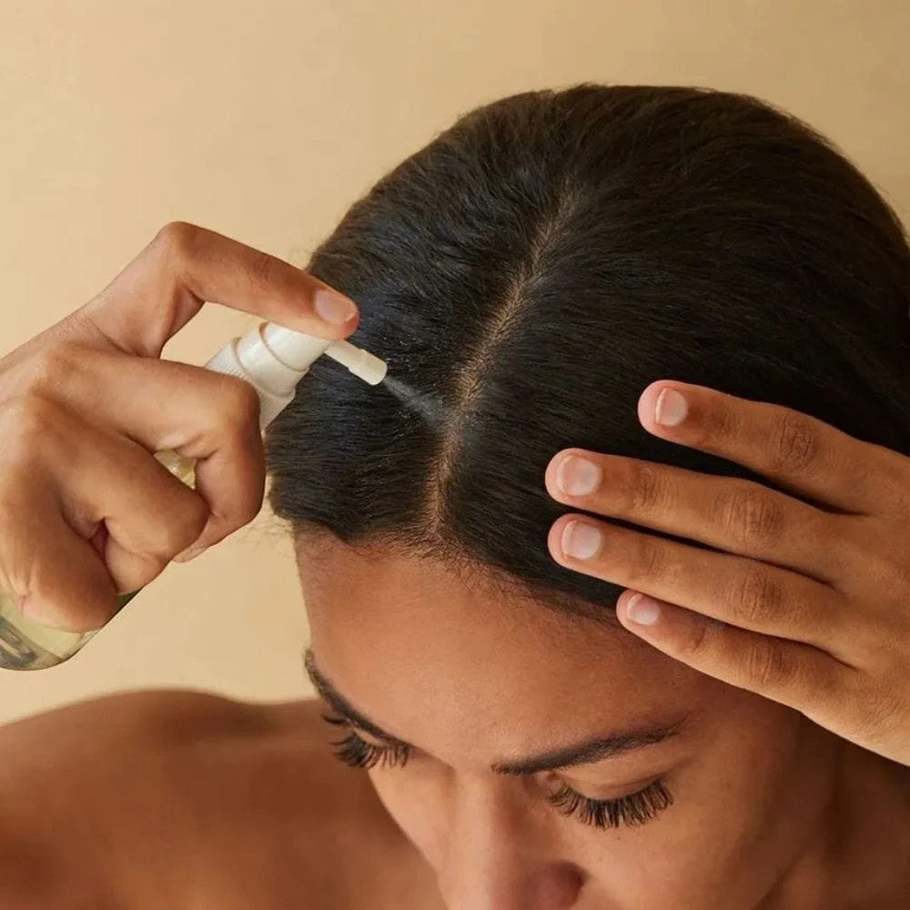 bareskin.lt AROMATICA Rosemary Root Enhancer purškiamas galvos odos priežiūros tonikas, sukurtas plaukų šaknų stiprinimui ir sveikesnei galvos odai