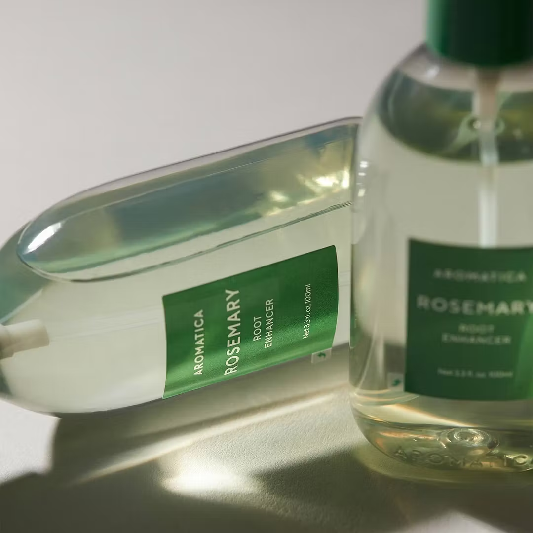 bareskin.lt AROMATICA Rosemary Root Enhancer purškiamas galvos odos priežiūros tonikas, sukurtas plaukų šaknų stiprinimui ir sveikesnei galvos odai