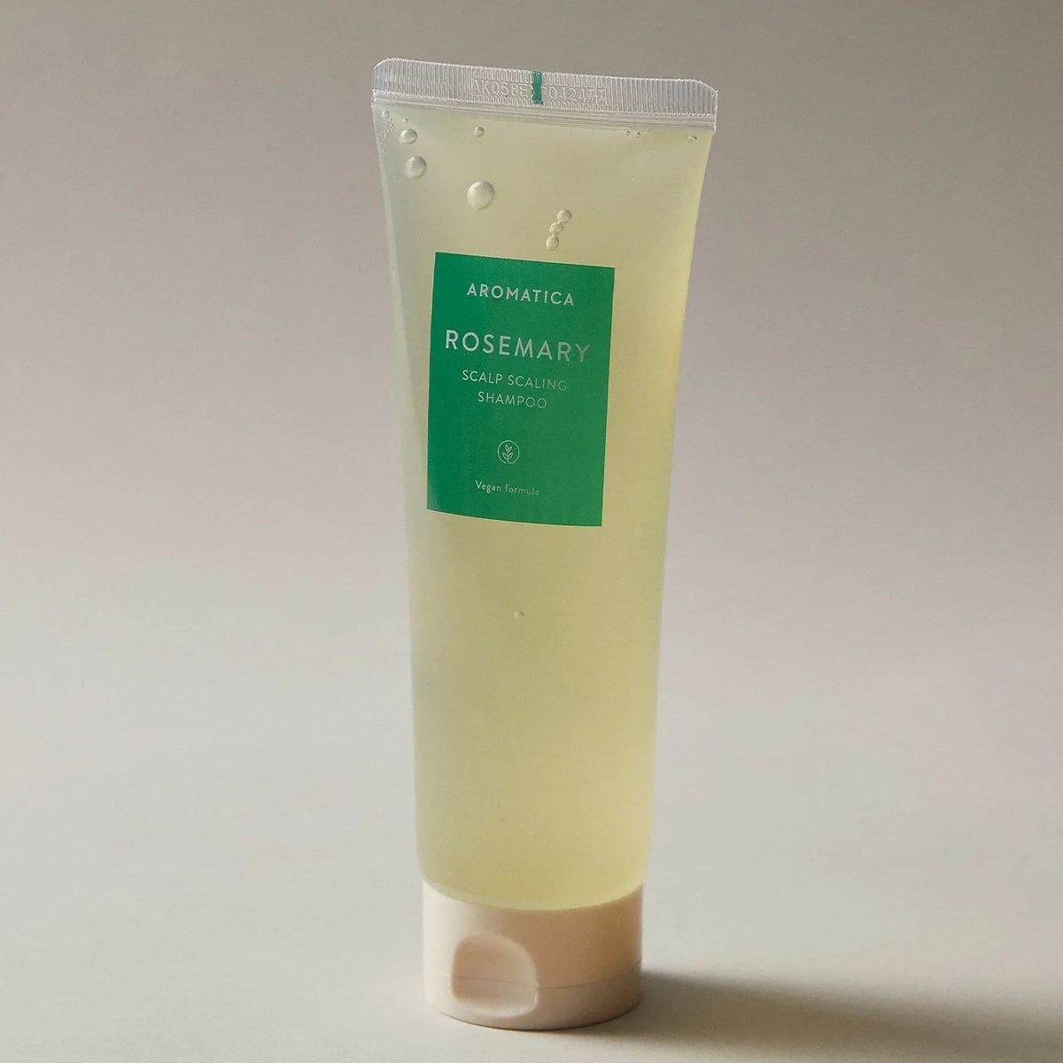 bareskin.lt AROMATICA Rosemary Scalp Scaling Shampoo gaivinantis rozmarinų šampūnas sukurtas giluminiam galvos odos valymui