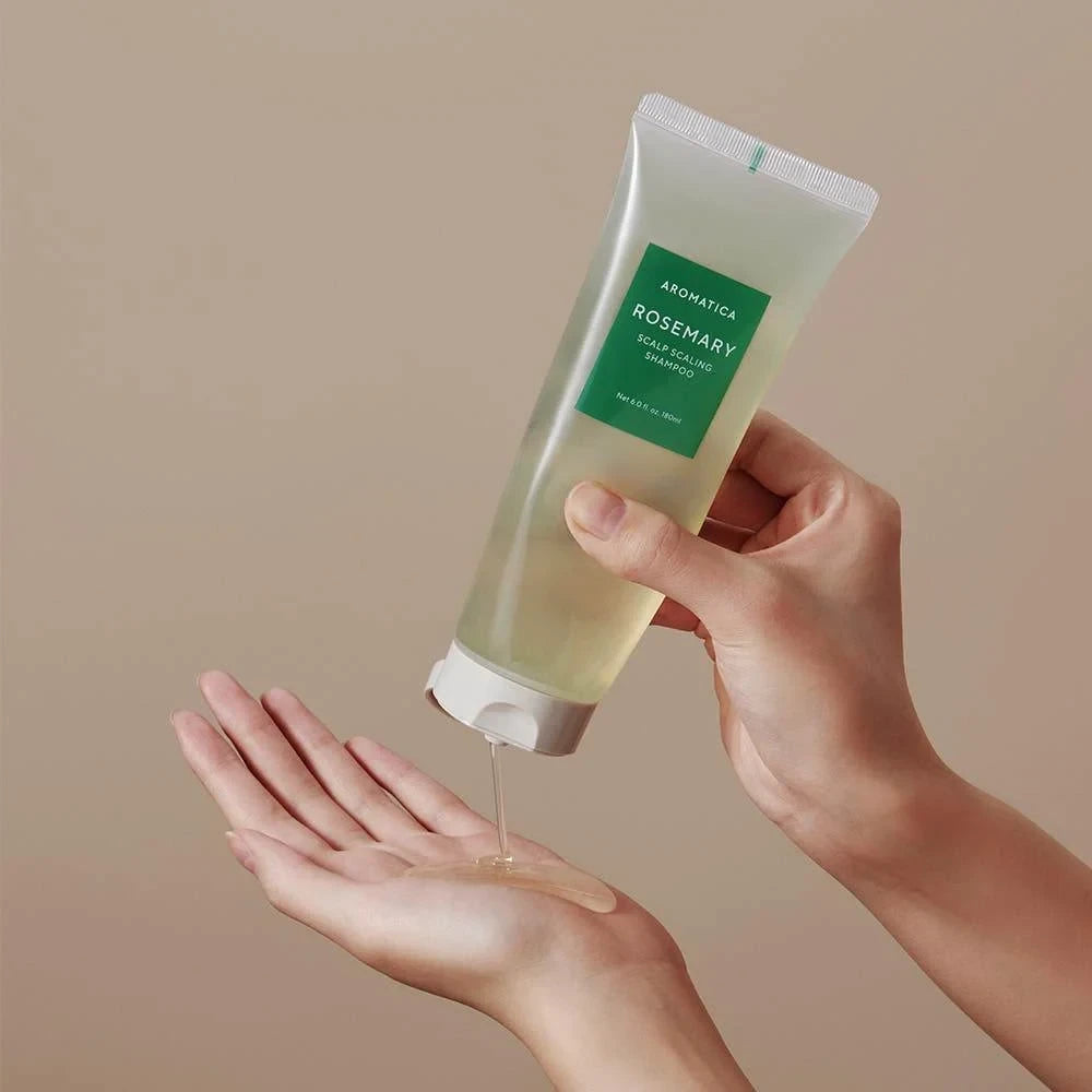 bareskin.lt AROMATICA Rosemary Scalp Scaling Shampoo gaivinantis rozmarinų šampūnas sukurtas giluminiam galvos odos valymui