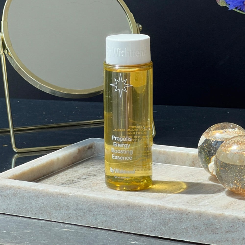 bareskin.lt By Wishtrend Propolis Energy Boosting Essence esencija su fermentuotu medaus ir juodosios arbatos ekstraktu intensyviai drėkina, ramina