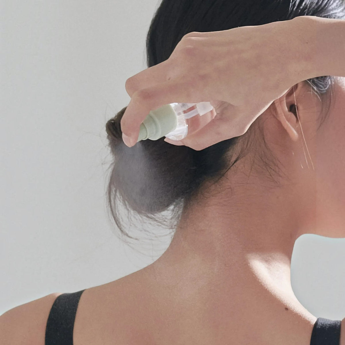 bareskin.lt Celimax Ji Woo Gae Heartleaf BHA body mist being sprayed onto a woman's back and neck area