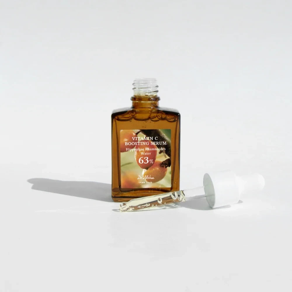 bareskin.lt Dr. Althea Vitamin C Boosting Serum serumas, kuriame yra 63% šaltalankių vandens ir traneksamo rūgšties