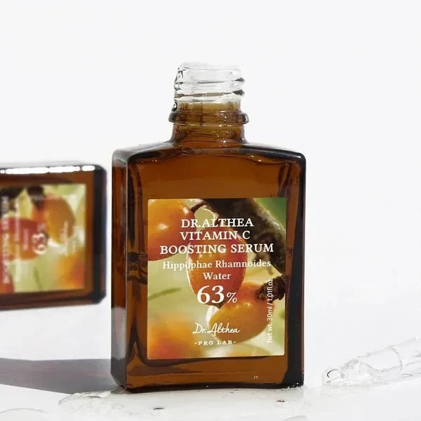 bareskin.lt Dr. Althea Vitamin C Boosting Serum serumas, kuriame yra 63% šaltalankių vandens ir traneksamo rūgšties