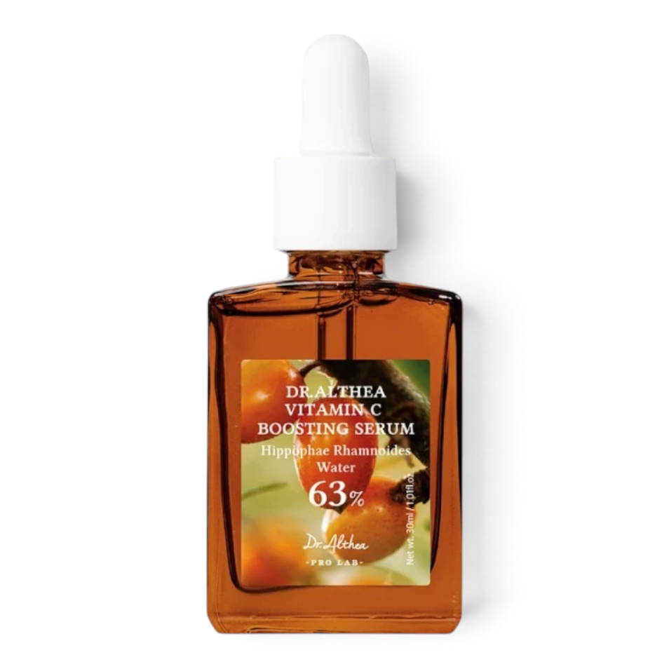 bareskin.lt Dr. Althea Vitamin C Boosting Serum serumas, kuriame yra 63% šaltalankių vandens ir traneksamo rūgšties