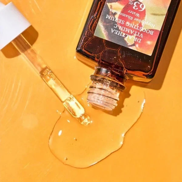 bareskin.lt Dr. Althea Vitamin C Boosting Serum serumas, kuriame yra 63% šaltalankių vandens ir traneksamo rūgšties