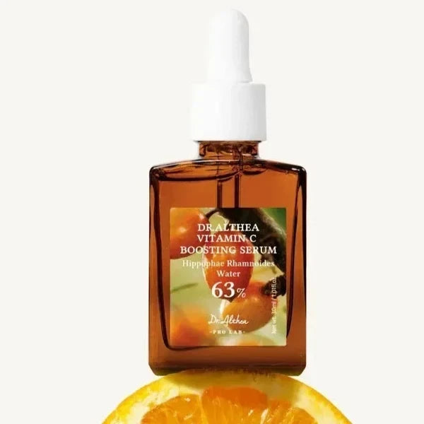 bareskin.lt Dr. Althea Vitamin C Boosting Serum serumas, kuriame yra 63% šaltalankių vandens ir traneksamo rūgšties