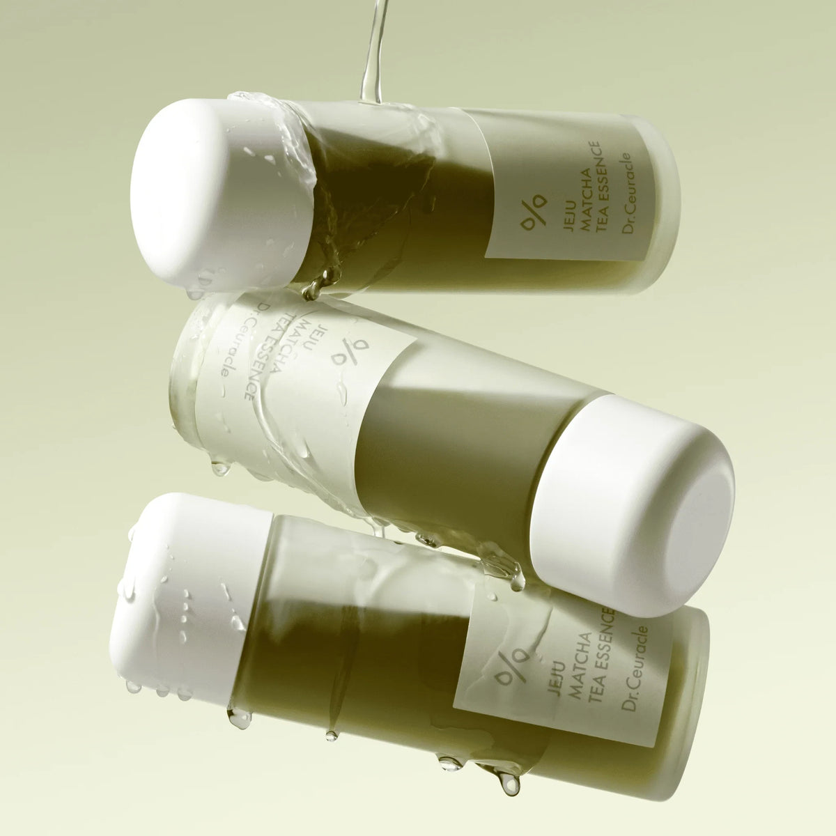 bareskin.lt Dr.Ceuracle Jeju Matcha Tea Essence dviejų fazių kreminė esencija su žaliosios arbatos vandens sukurta drėkinti, puoselėti ir atgaivinti pavargusią odą