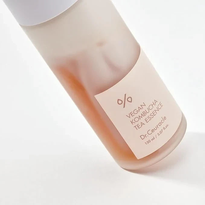 bareskin.lt Dr. Ceuracle Vegan Kombucha Tea Essence esencija sukurta taip, kad odą atgaivintų ir suteiktų jai švelnų komforto pojūtį, tarsi toniko ir kremo derinys viename