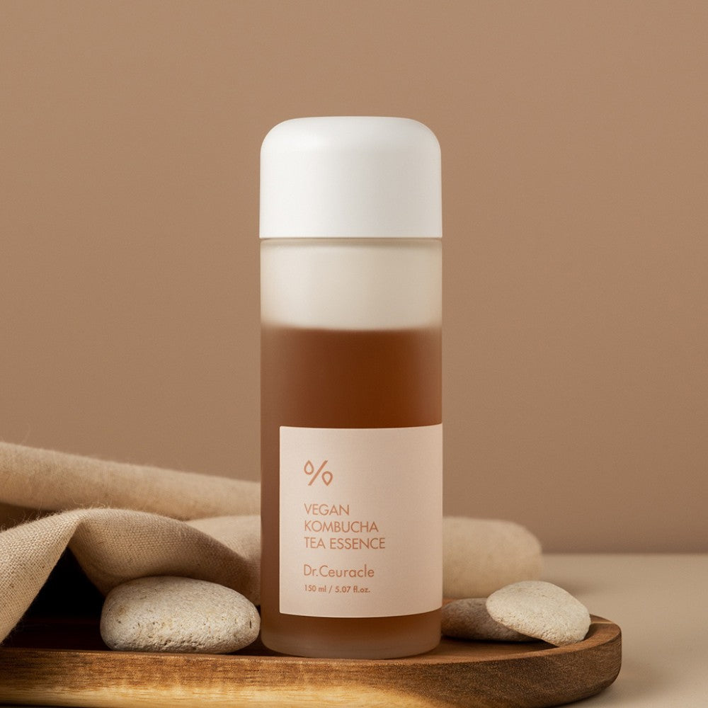 bareskin.lt Dr. Ceuracle Vegan Kombucha Tea Essence esencija sukurta taip, kad odą atgaivintų ir suteiktų jai švelnų komforto pojūtį, tarsi toniko ir kremo derinys viename