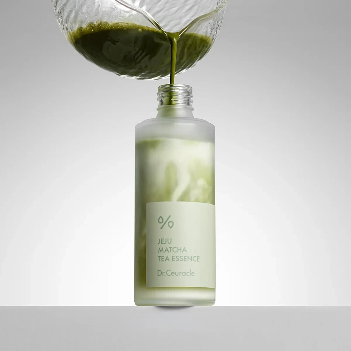 bareskin.lt Dr.Ceuracle Jeju Matcha Tea Essence dviejų fazių kreminė esencija su žaliosios arbatos vandens sukurta drėkinti, puoselėti ir atgaivinti pavargusią odą