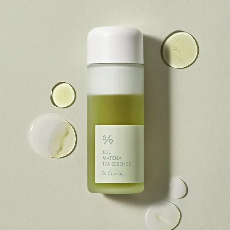 bareskin.lt Dr.Ceuracle Jeju Matcha Tea Essence dviejų fazių kreminė esencija su žaliosios arbatos vandens sukurta drėkinti, puoselėti ir atgaivinti pavargusią odą