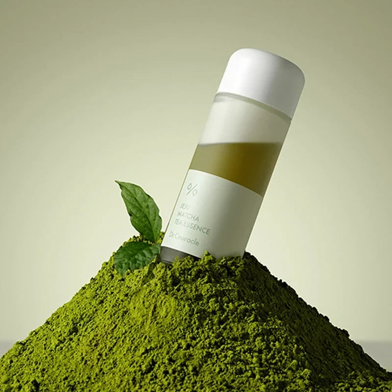 bareskin.lt Dr.Ceuracle Jeju Matcha Tea Essence dviejų fazių kreminė esencija su žaliosios arbatos vandens sukurta drėkinti, puoselėti ir atgaivinti pavargusią odą