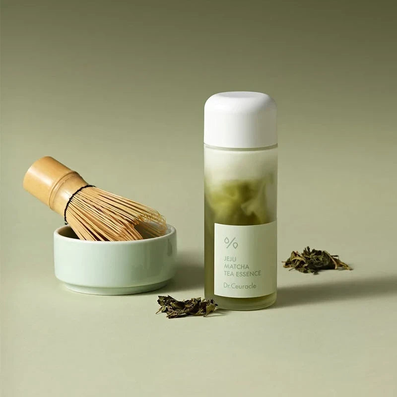 bareskin.lt Dr.Ceuracle Jeju Matcha Tea Essence dviejų fazių kreminė esencija su žaliosios arbatos vandens sukurta drėkinti, puoselėti ir atgaivinti pavargusią odą