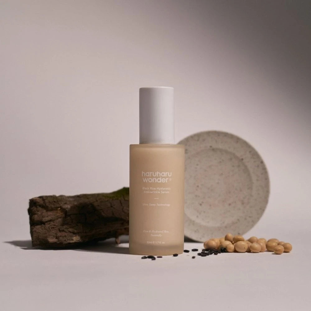 bareskin.lt Haruharu Wonder Black Rice Hyaluronic Anti-wrinkle Serum serumas su dideliu natūralios kilmės ingredientų kiekiu skirtas kasdienei veido odos priežiūrai