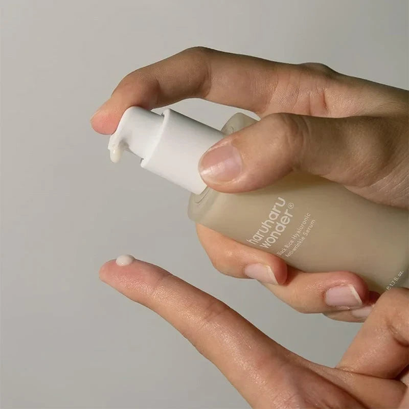bareskin.lt Haruharu Wonder Black Rice Hyaluronic Anti-wrinkle Serum serumas su dideliu natūralios kilmės ingredientų kiekiu skirtas kasdienei veido odos priežiūrai