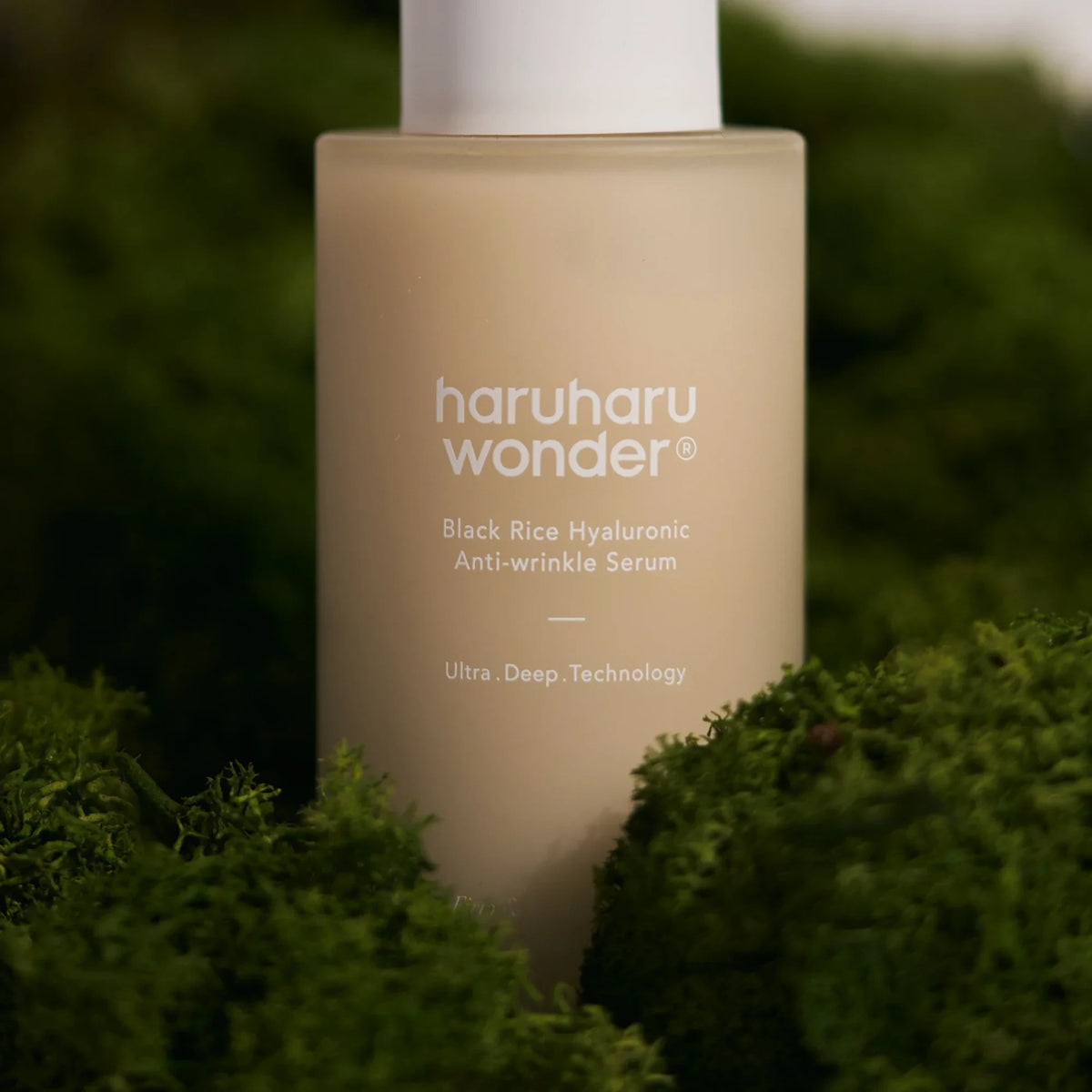 bareskin.lt Haruharu Wonder Black Rice Hyaluronic Anti-wrinkle Serum serumas su dideliu natūralios kilmės ingredientų kiekiu skirtas kasdienei veido odos priežiūrai