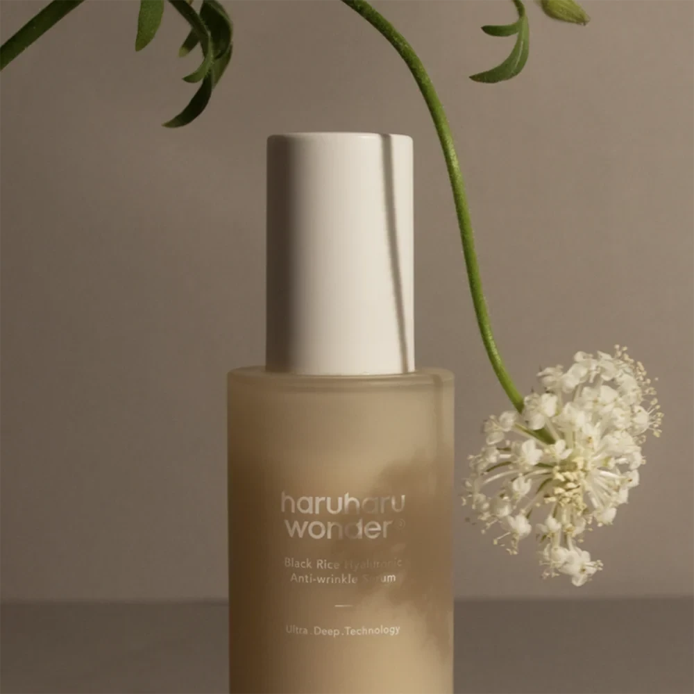 bareskin.lt Haruharu Wonder Black Rice Hyaluronic Anti-wrinkle Serum serumas su dideliu natūralios kilmės ingredientų kiekiu skirtas kasdienei veido odos priežiūrai