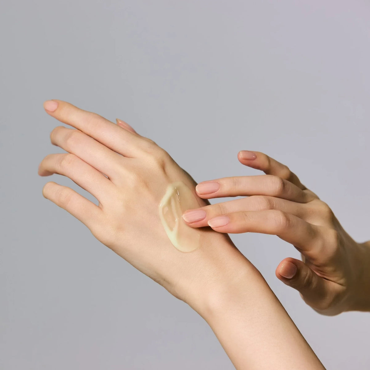 bareskin.lt KSECRET Seoul 1988 serum with retinal liposomes and black ginseng applied on a person's hand