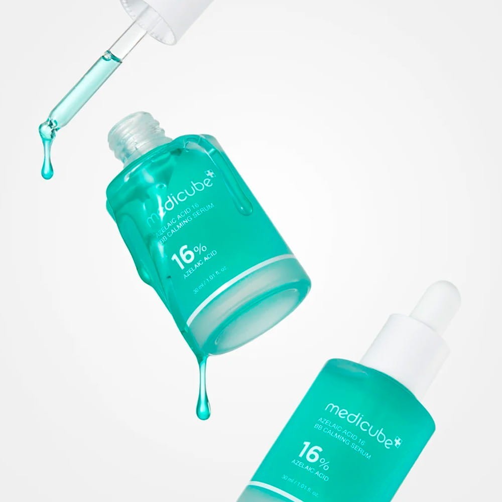 bareskin.lt Medicube Azelaic Acid 16 BB Calming Serum raminantis ir odos toną tolyginantis serumas su azelaino rūgštimi, sukurtas mišriai, riebiai ir į aknę linkusiai odai