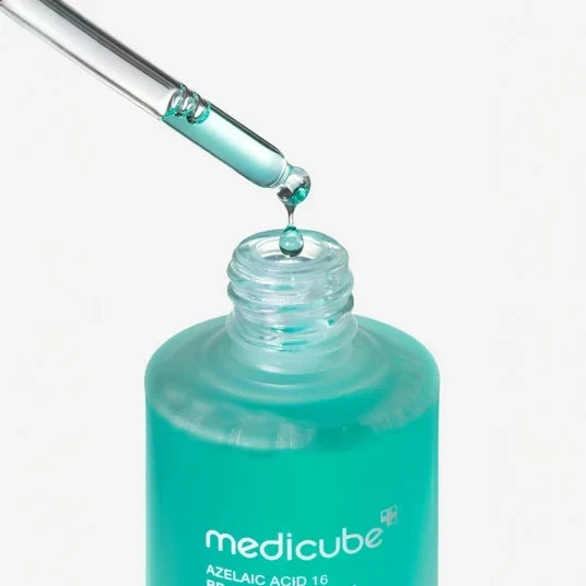 bareskin.lt Medicube Azelaic Acid 16 BB Calming Serum raminantis ir odos toną tolyginantis serumas su azelaino rūgštimi, sukurtas mišriai, riebiai ir į aknę linkusiai odai