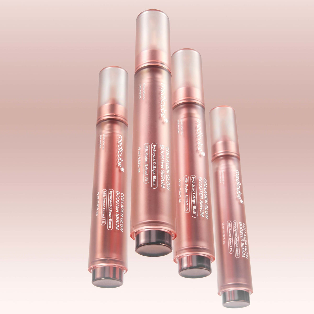 bareskin.lt Medicube Collagen Glow Booster Serum serumas, praturtintas mažos molekulinės masės kolagenu ir elastinu, giliai įsiskverbia į odą, padidindamas jos elastingumą ir suteikdamas putlios bei jaunatviškos išvaizdos efektą
