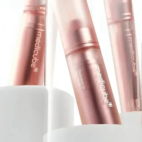 bareskin.lt Medicube Collagen Glow Booster Serum serumas, praturtintas mažos molekulinės masės kolagenu ir elastinu, giliai įsiskverbia į odą, padidindamas jos elastingumą ir suteikdamas putlios bei jaunatviškos išvaizdos efektą