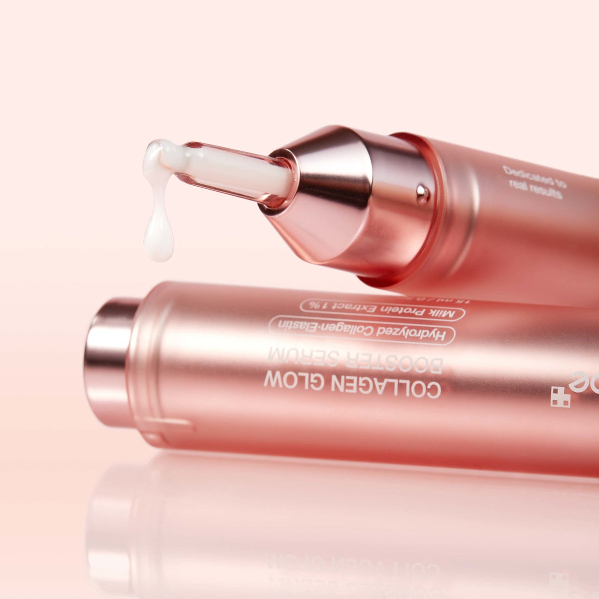 bareskin.lt Medicube Collagen Glow Booster Serum serumas, praturtintas mažos molekulinės masės kolagenu ir elastinu, giliai įsiskverbia į odą, padidindamas jos elastingumą ir suteikdamas putlios bei jaunatviškos išvaizdos efektą