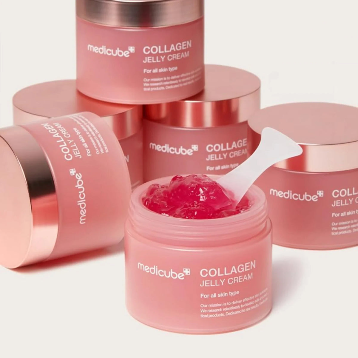 bareskin.lt Medicube Collagen Jelly Cream kremas-gelis, padedantis kovoti su senėjimo požymiais, praturtintas 98% hidrolizuoto kolageno ir elastinu, kurie gerina odos elastingumą ir mažina raukšles