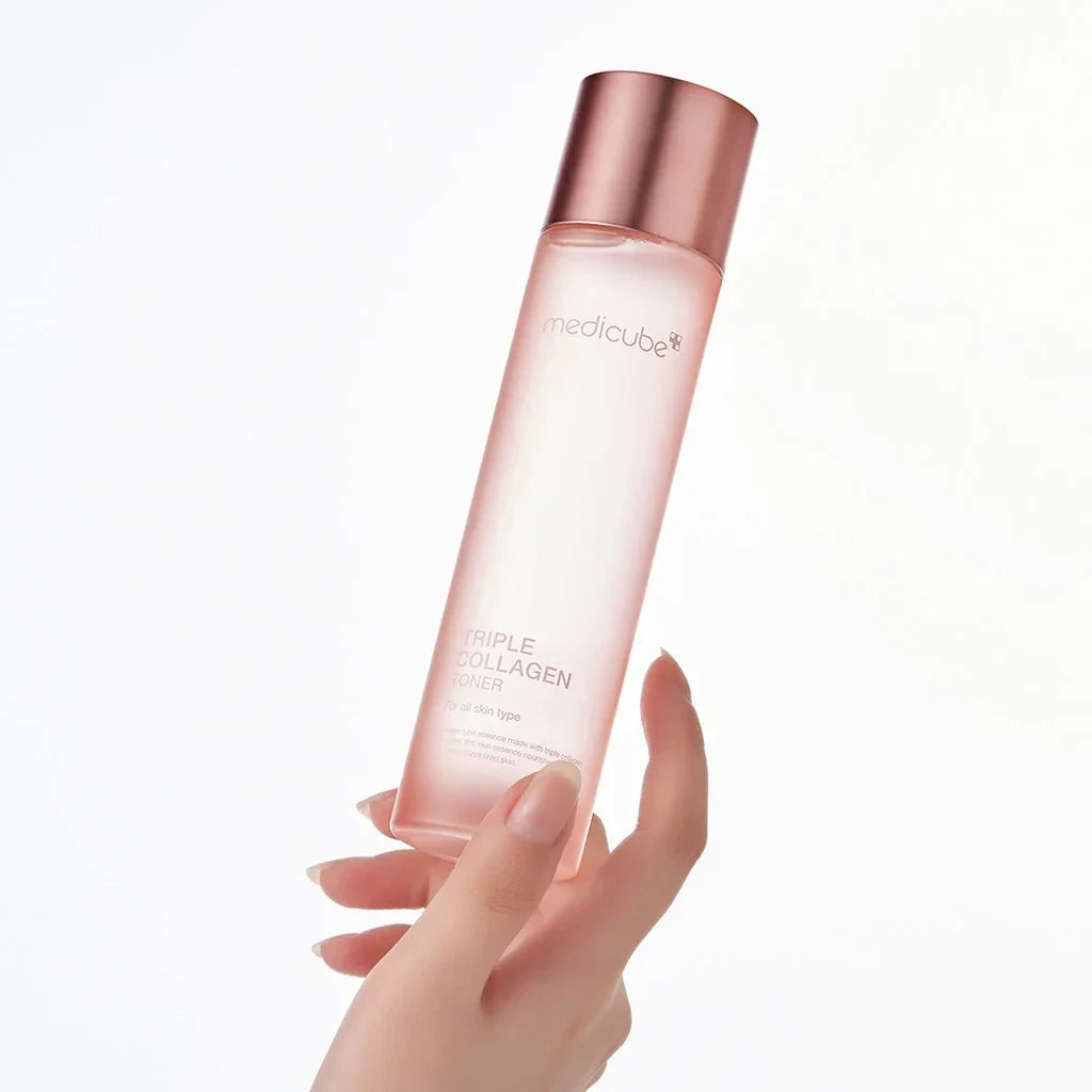 bareskin.lt Medicube Triple Collagen Toner odą stangrinatis veido tonikas, praturtintas hidrolizuotu kolagenu, atelo ir tirpiu kolagenu, kurie pagerina odos elastingumą, suteikdami jai putlumo