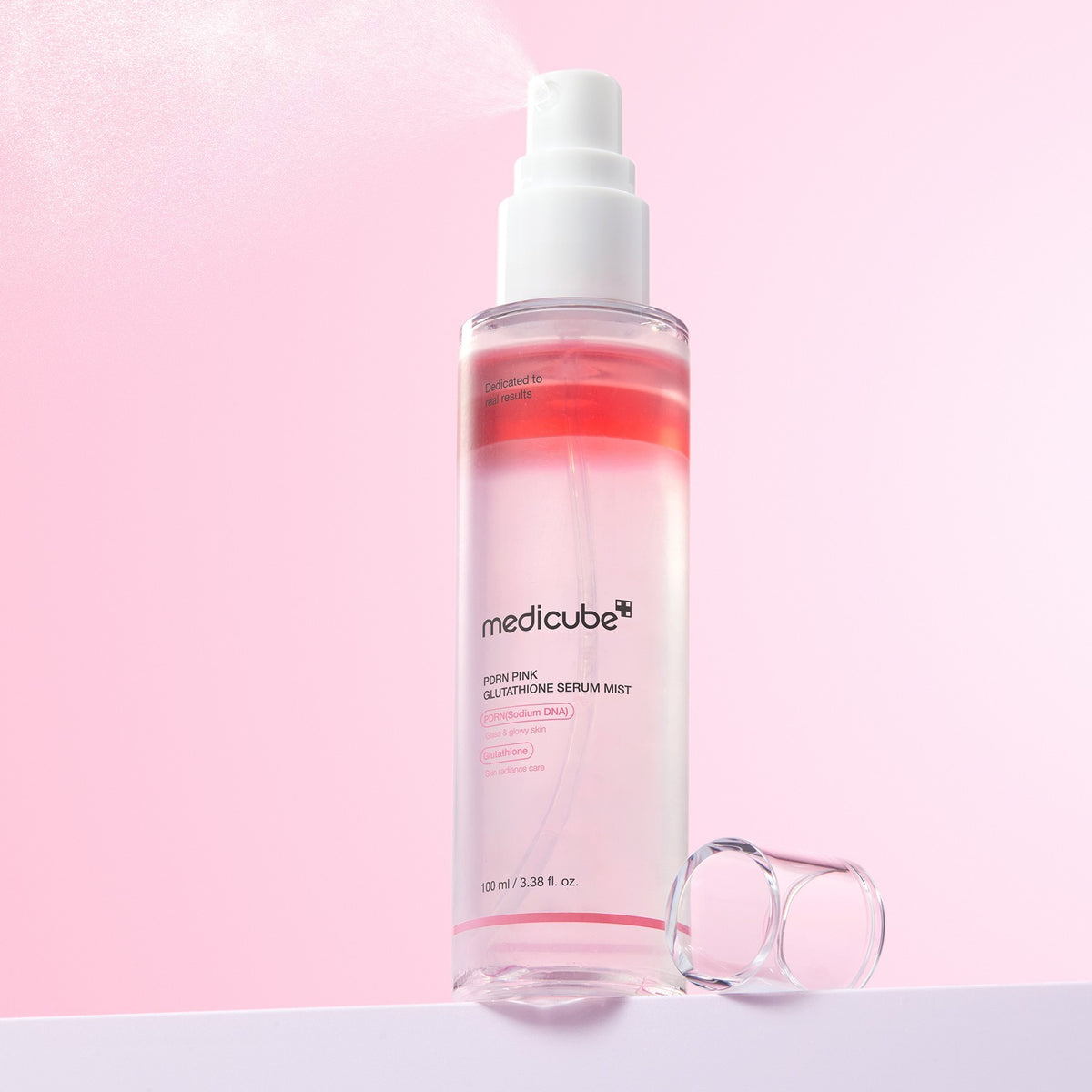 bareskin.lt Medicube PDRN Pink Glutathione Serum Mist drėkinanti ir skaistinanti veido dulksna su PDRN ir glutationu suteikia odai gaivumo, švytėjimo ir padeda palaikyti stangrumą