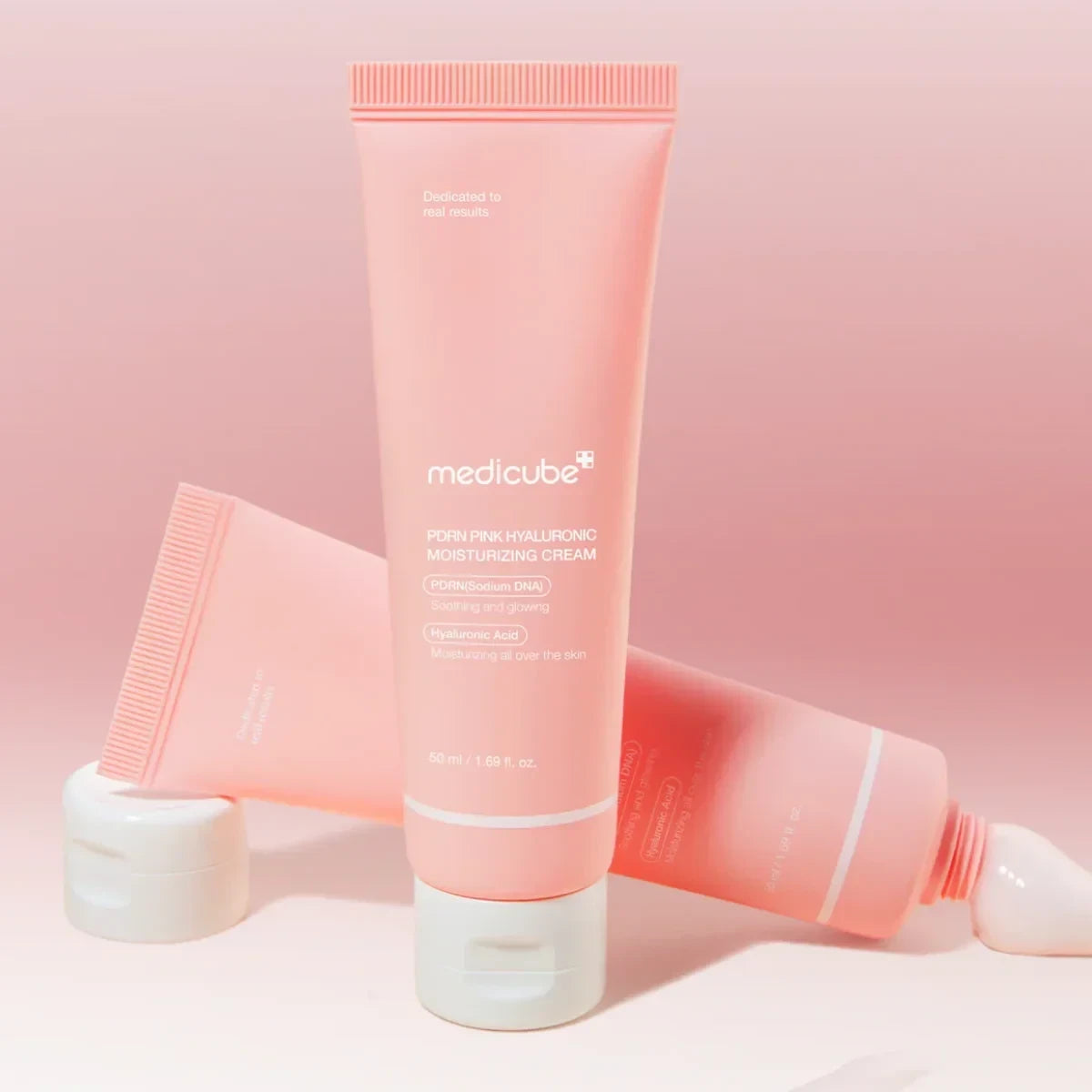 bareskin.lt Medicube PDRN Pink Hyaluronic Moisturizing Cream veido kremas su PDRN, niacinamidu ir hialurono rūgštimis intensyviai drėkina, palaiko odos barjerą ir padeda išlaikyti tolygesnę spalvą