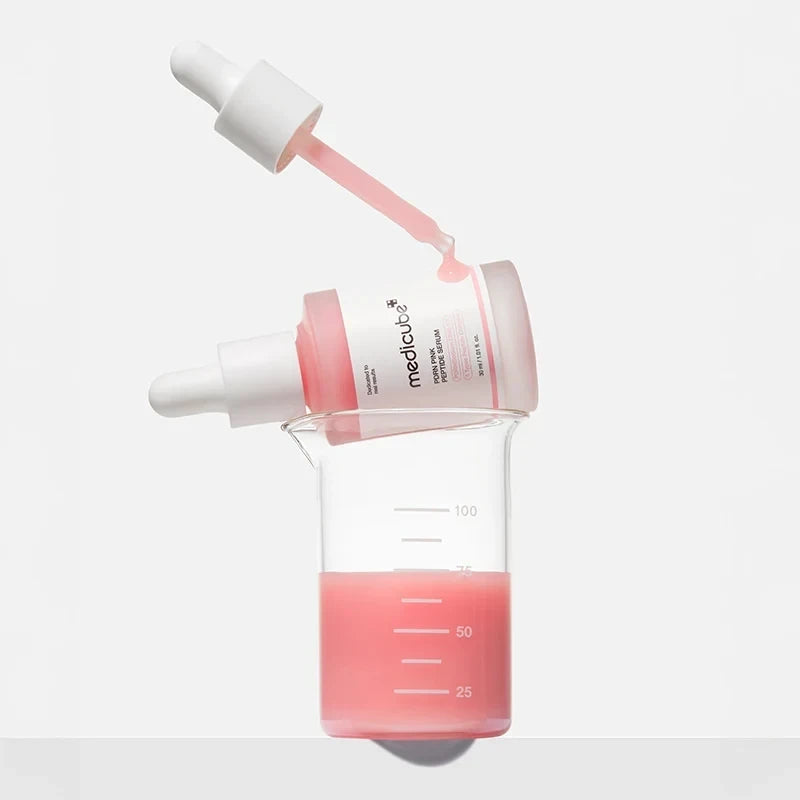 bareskin.lt Medicube PDRN Pink Peptide Serum serumas sukurtas kovoti su odos senėjimo požymiais, suteikti jai daugiau lygumo ir natūralaus švytėjimo