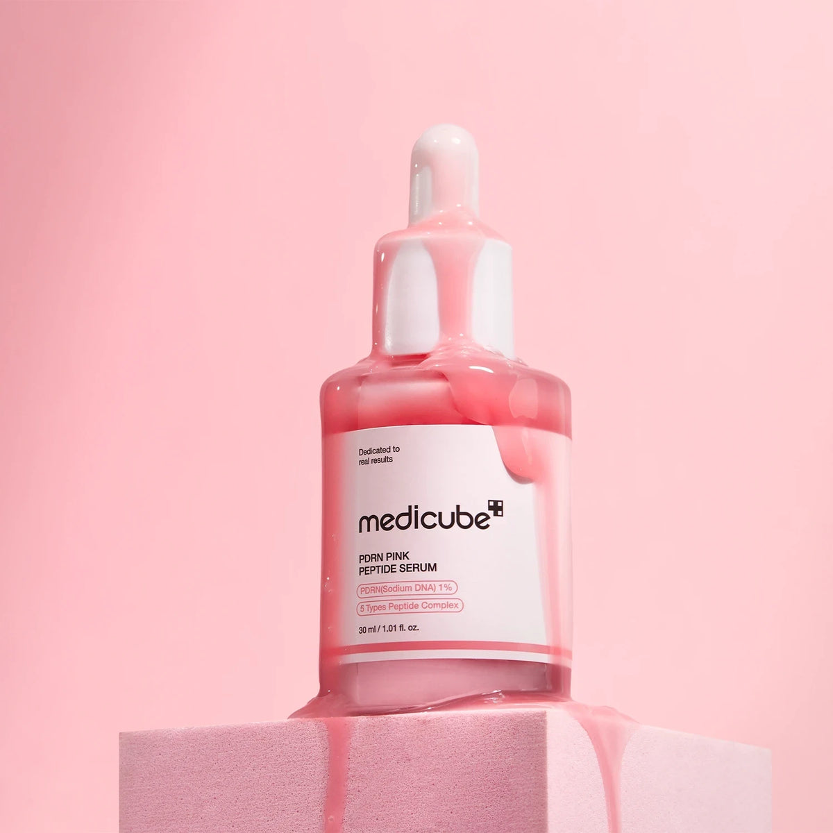 bareskin.lt Medicube PDRN Pink Peptide Serum serumas sukurtas kovoti su odos senėjimo požymiais, suteikti jai daugiau lygumo ir natūralaus švytėjimo