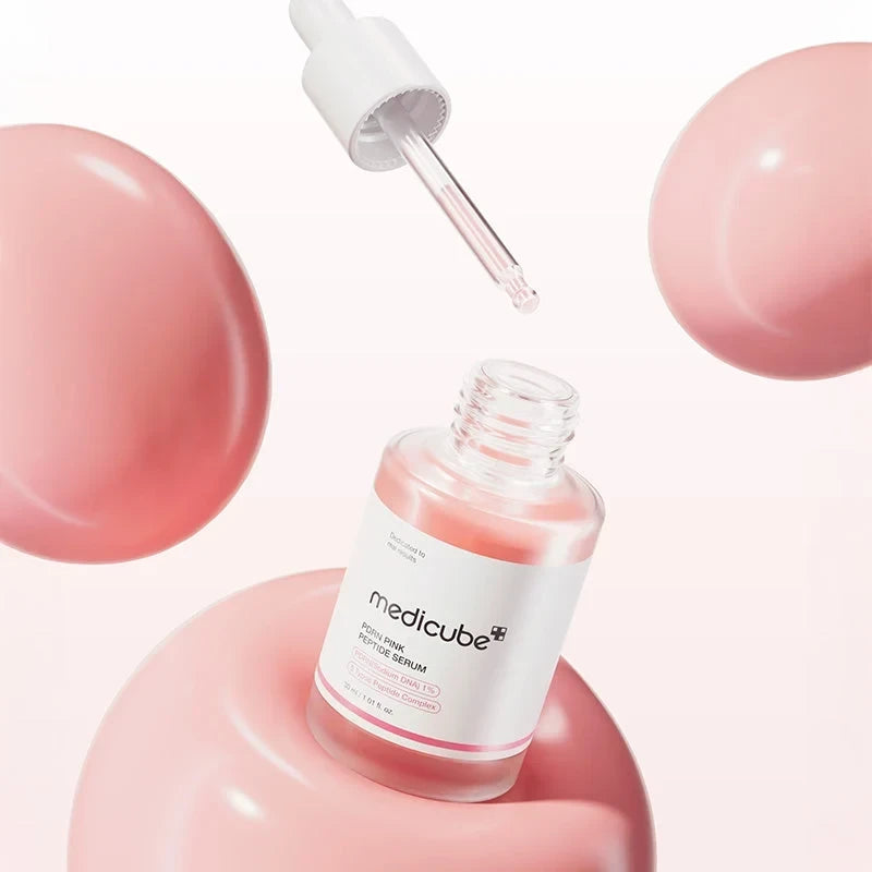 bareskin.lt Medicube PDRN Pink Peptide Serum serumas sukurtas kovoti su odos senėjimo požymiais, suteikti jai daugiau lygumo ir natūralaus švytėjimo